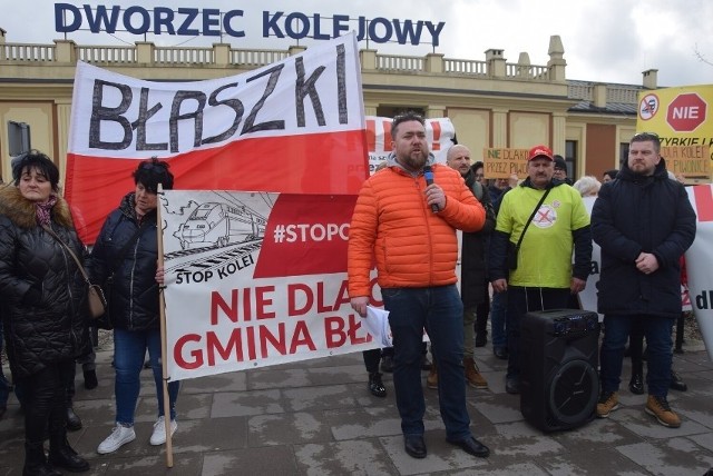 Protest przed dworcem PKP w Kaliszu. Mieszkańcy domagają się informacji, co dalej z koleją dużych prędkości.Zobacz wszystkie zdjęcia ---->