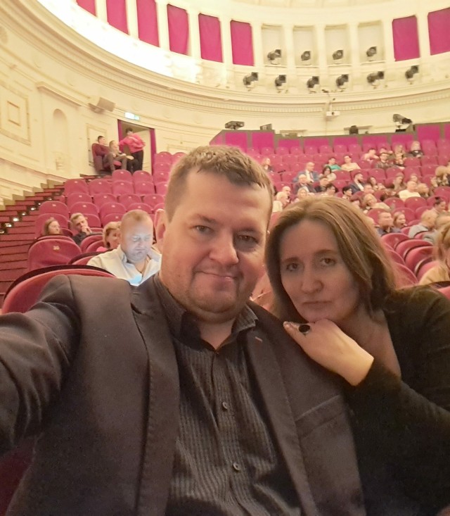Jacek Werens z żoną Urszulą w teatrze. Więcej jego prywatnych zdjęć na kolejnych slajdach