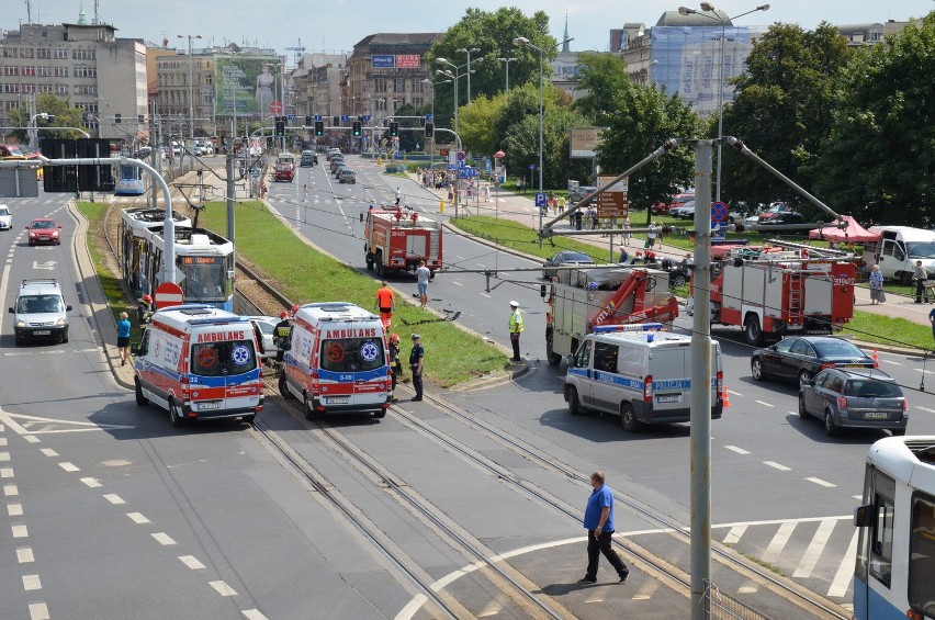 Wrocław: Wypadek na Legnickiej. Opel zablokował torowisko (ZDJĘCIA)