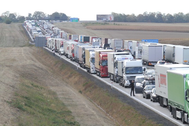 Wypadek na A4 pomiędzy węzłami Kąty Wrocławskie i Kostomłoty. Tworzą się potężne korki