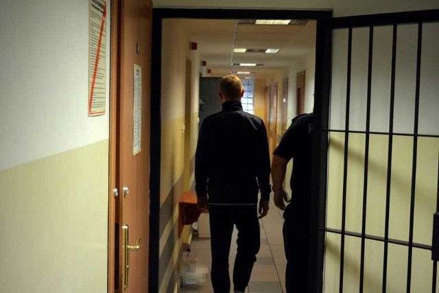 Zarzuty pobicia 22-letniego mieszkańca Gdańska usłyszało dwóch 18-letnich sprawców. Mieszkaniec Sopotu oraz powiatu gdańskiego zostali zatrzymani chwilę po zdarzeniu przez policjantów prewencji z komendy wojewódzkiej. Za popełnione przestępstwo grozi im do 3 lat pozbawienia wolności.