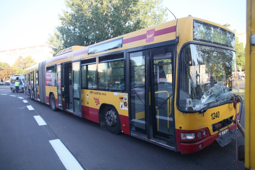 Wypadek na Pojezierskiej. Autobus MPK uderzył w holownik [ZDJĘCIA] 