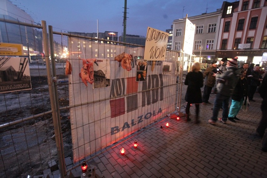 Protest zwiazkowców górniczych pod Teatrem Śląskim