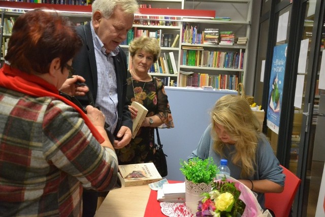 Biblioteka Gminy Wielgie zaprosiła czytelników na „Jesienny Festiwal Literatury”. Była to niesamowita przygoda dla ludzi, którzy chętnie sięgają po książki. Czytelnicy mieli okazję poznać Joannę Jodełkę. Ona napisała „2 miliony za Grunwald”, które są inspirowane wojennymi losami najsłynniejszego obrazu Jana Matejki. Opowiadała z taką swadą o kulisach powstania tej powieści, że słuchano jej z zapartym tchem. Uczestnicy spotkania zadawali też dociekliwe pytania. - Zupełnie przypadkowo trafiłam na historię ukrywania obrazu „Bitwa pod Grunwaldem” Jana Matejki w czasie drugiej wojny światowej – wyjaśnia Joanna Jodełka. - Jest ona tak niewiarygodna i nieprawdopodobna, że dostałam obsesji na jej punkcie. Żaden obraz na świecie nie był tak poszukiwany, za żaden obraz nie wyznaczono nagrody pieniężnej po to, żeby… go zniszczyć.  Potem było podpisywanie książek i wspólne zdjęcia. Taki już urok wieczorów autorskich.