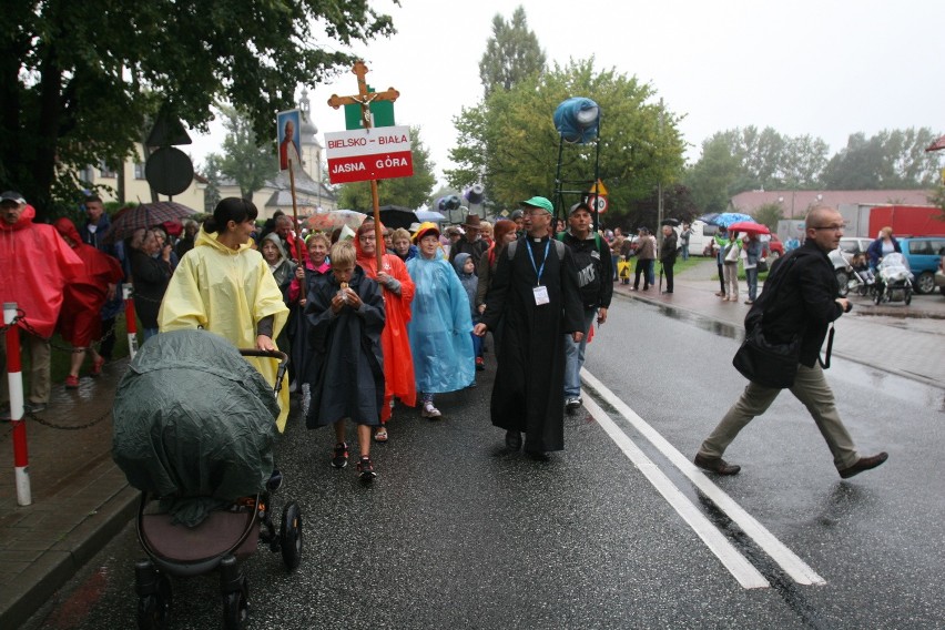 Wyruszyła 25. Piesza Pielgrzymka Diecezji Bielsko-Żywieckiej na Jasną Górę 2016 [ZDJĘCIA]