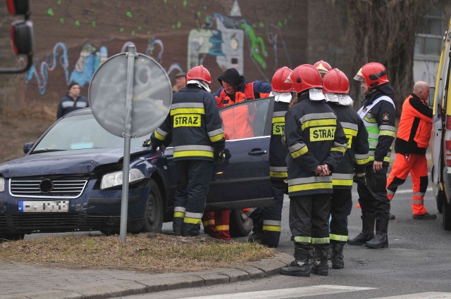 O zderzeniu volkswagena passata i opla merivy na skrzyżowaniu ul. Olimpijskiej i Słonecznej w Gorzowie Wlkp. poinformowali nas Czytelnicy. Na miejscu na środku skrzyżowania stały dwa rozbite samochody.Na miejsce wypadku przyjechały dwa zastępy strażaków i policja. Kilka minut później na miejscu była karetka. - Samochody zderzyły się na środku skrzyżowania. Jeden z kierowców wymusił pierwszeństwo - mówił nam jeden ze świadków wypadku. Dokładny przebieg tego zdarzenia ustalą policjanci. Opel miał rozbity prawy bok, zaś pasaat uszkodzony przód.Wiadomo, że kobieta prowadząca passata na noszach została przetransportowana do karetki. Była przytomna. https://www.google.pl/maps/@52.7266347,15.2102298,3a,75y,358.47h,84.81t/data=!3m7!1e1!3m5!1sxr_KYuoNJnUnmnRe-NF-mw!2e0!6s%2F%2Fgeo1.ggpht.com%2Fcbk%3Fpanoid%3Dxr_KYuoNJnUnmnRe-NF-mw%26output%3Dthumbnail%26cb_client%3Dmaps_sv.tactile.gps%26thumb%3D2%26w%3D203%26h%3D100%26yaw%3D22.938772%26pitch%3D0%26thumbfov%3D100!7i13312!8i6656Zobacz też wideo: KRYMINALNY CZWARTEK - 08.03.2018 - Policja rozbiła gang samochodowy działający na niespotykanie wielką skalęPrzeczytaj też:  Poważny wypadek w Gorzowie. Trzy osoby ranne