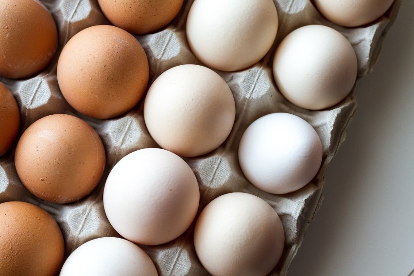 Prawie 75 proc. jajka to woda, ok. 13% to białko, 10 proc....