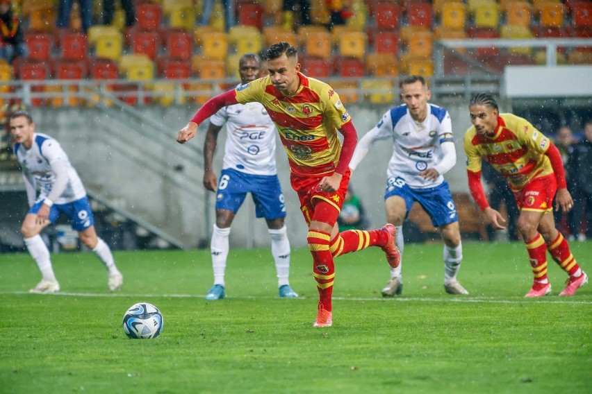 Bartłomiej Wdowik strzelił dwa gole, najpierw z rzutu...