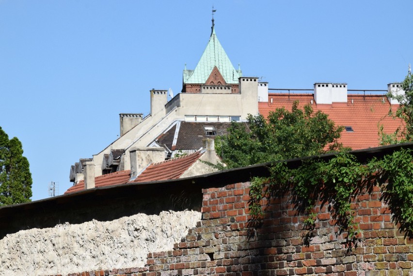 Średniowieczne zabytkowe mury obronne w Byczynie.