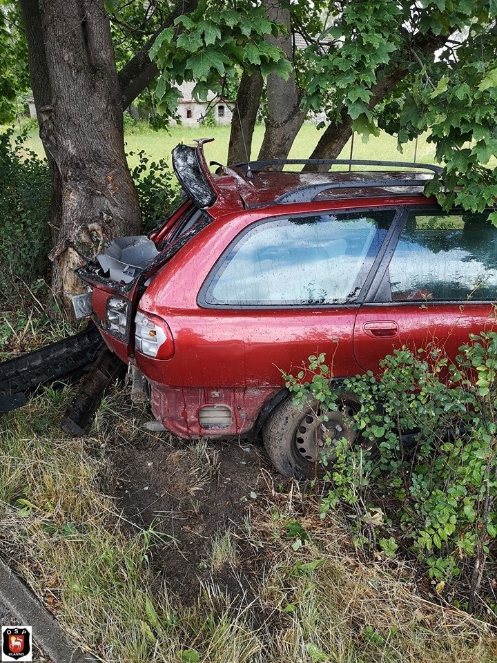 Wypadek w gminie Bobolice: 19-latka w volvo uderzyła w drzewo 