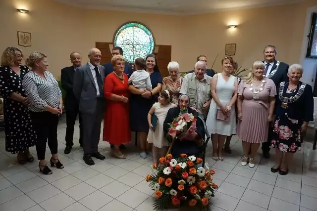 Marianna Karaś z Wyszmontowa świętowała setne urodziny. Zobaczcie na kolejnych zdjęciach zdjęcia z uroczystości