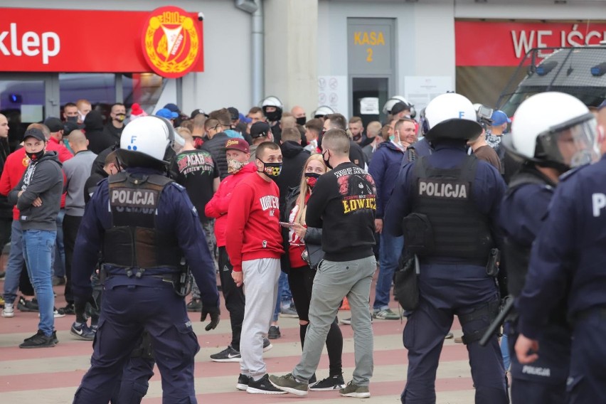 Kibice widzewa zebrani pod stadionem widzewa podczas meczu...