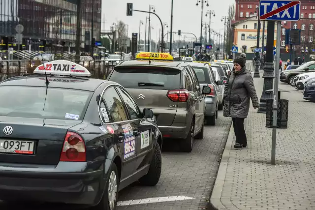 Oprócz maksymalnych cen za przejazd taksówką na terenie Bydgoszczy, wprowadzono też inne przepisy - kierowcy będą musieli mieć identyfikator i znak w barwach miasta na boku auta.