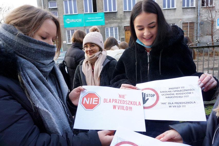 Uczniowie skandowali „Nie oddamy wam siódemki”. Radni przegłosowali jednak zmiany w budynku VII LO