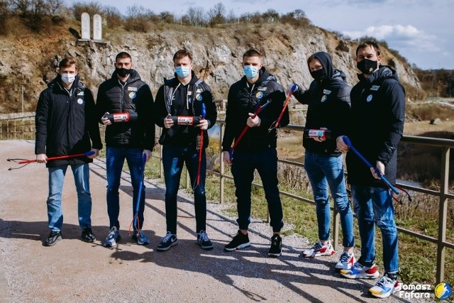 Piłkarze ręczni Barlinka Industrii Kielce zapraszają kielczan do akcji sprzątania lasu na Stadionie.