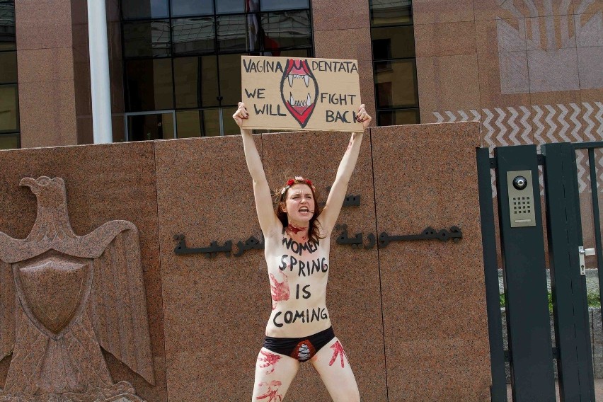 Vagina dentata i "nie" dla politycznych gwałtów. Femen protestował przed ambasadą Egiptu [ZDJĘCIA] 
