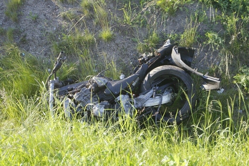 Karambol pod Strzegomiem. Zginął motocyklista (ZDJĘCIA)