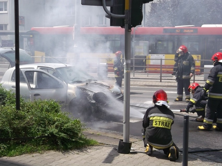 Wrocław: Auto w płomieniach na skrzyżowaniu Pomorskiej i Dubois (FILM, ZDJĘCIA)