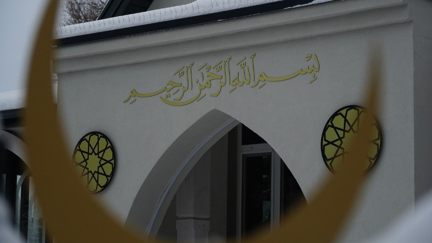 Dom Kultury Muzułmańskiej ma teraz minaret. Meczet w Białymstoku w zimowej scenerii (wideo, zdjęcia)
