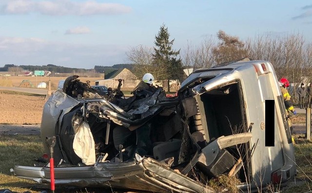 Dulkowszczyzna. Tragiczny wypadek na drodze gminnej. Mercedes zderzył się z volkswagenem. Zmarły dwie osoby, cztery są ranne