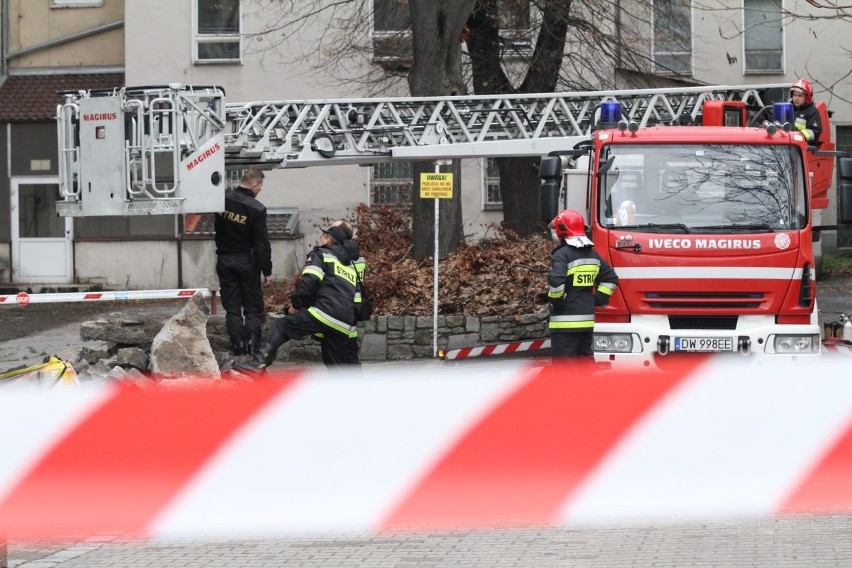 Wypadek przy Żabiej Ścieżce. Strażak spadł z wysokości,...