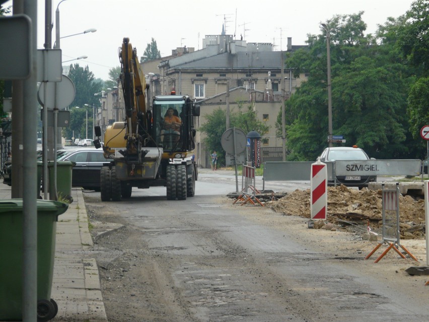 Remont torowiska w Pabianicach. Na ul. Warszawskiej odsłonięto kostkę brukową ZDJĘCIA