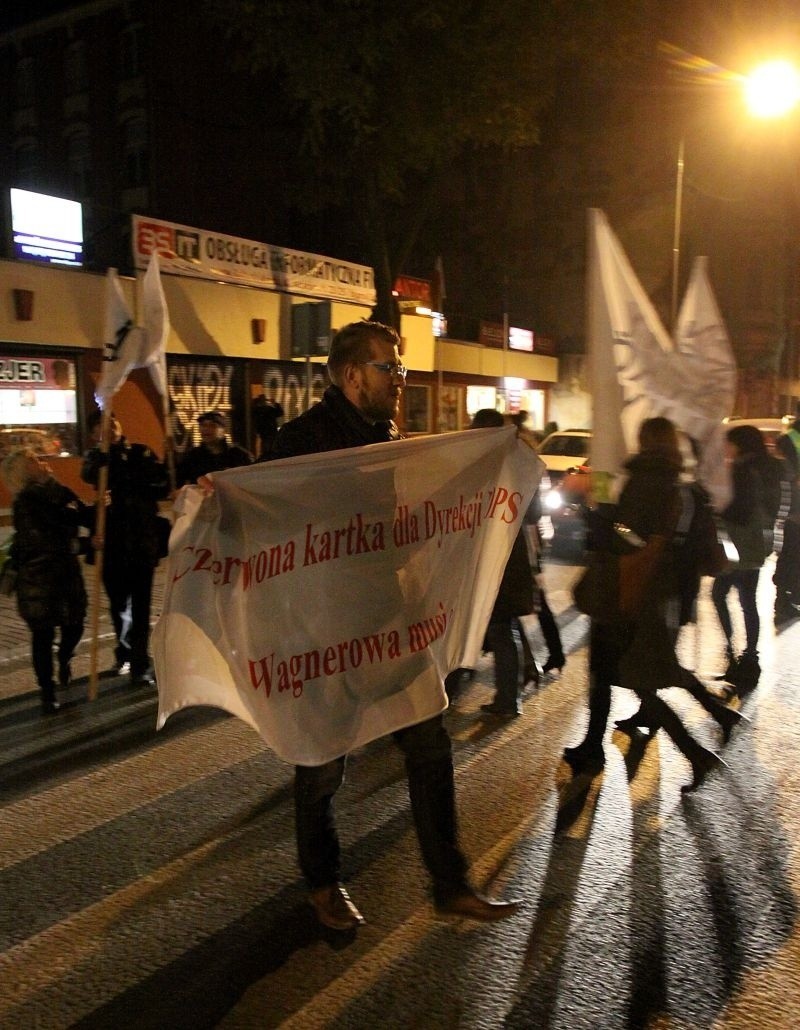 Pracownicy MOPS-u blokują al. Kościuszki. Domagają się podwyżek! [ZDJĘCIA]