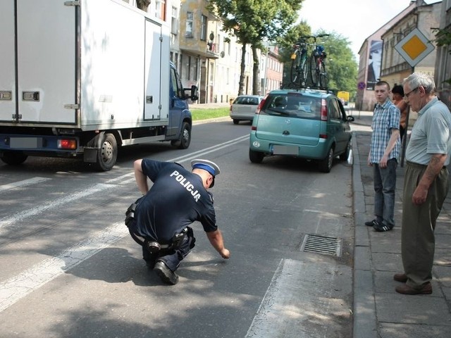 Około godz. 15.30 przy ulicy Jaracza przechodzącą przez przejście dla pieszych dziewczynkę potrącił samochód.