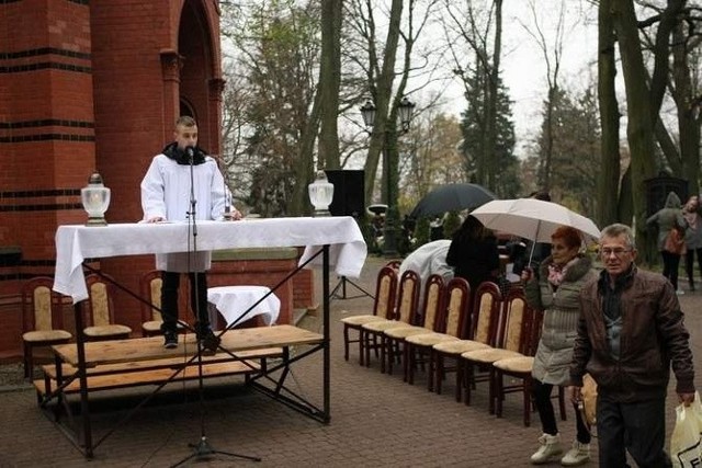 1 listopada, oprócz mszy we wszystkich parafiach, odbędą się także msze na słupskich cmentarzach.