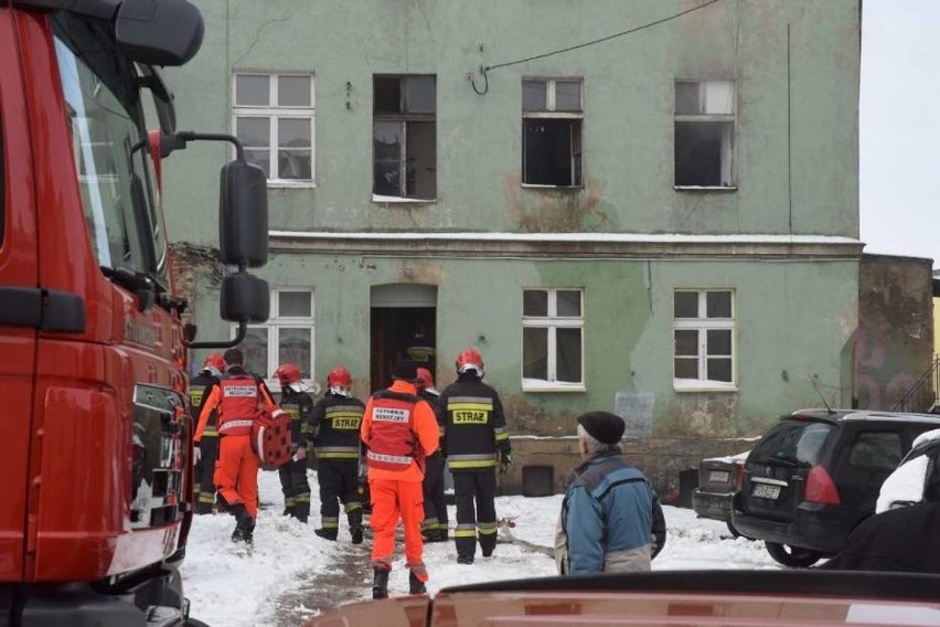 Gniezno: Pożar w centrum. Trzy osoby przewieziono do...