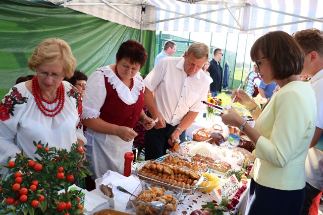 Pięknie przystrojone stragany uginały się od pysznych ziemniaczanych dań, przygotowanych przez zespoły z gminy