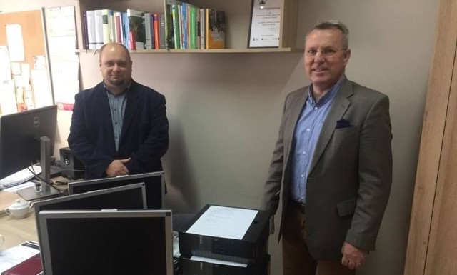 Komputery trafiły we wtorek do Powiatowego Centrum Pomocy Rodzinie w Nakle. Na zdjęciu (od lewej): Marek Durałek, dyrektor PCPR i Piotr Hemmerling, jego zastępca