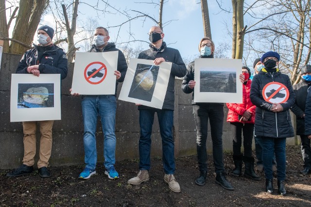 Poseł Franek Sterczewski i grupa mieszkańców Woli protestowała przeciw wycince drzew i planom utworzenia pasa dla rekonstrukcji historycznych, nazywanego w czasie spotkania - poligonem