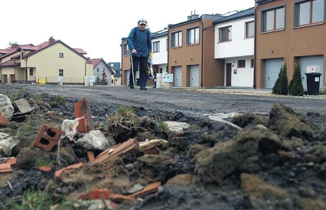 Ulica Irlandzka na osiedlu UE, znowu zniszczona.