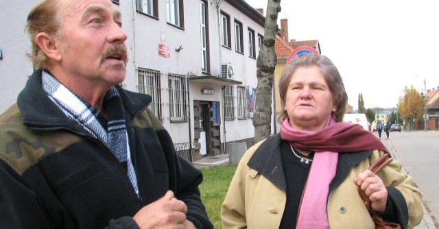 Franciszek Andzulewicz z zoną po wyjściu z posterunku policji w Gołdapi. Oboje złożyli doniesienie na inkasenta, który twierdził, że Andzulewicz namawiał go do zamachu na prezydenta RP.