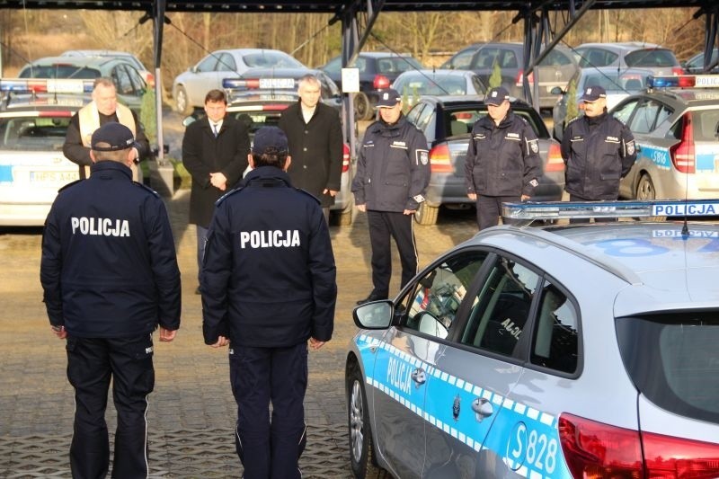 Staszowscy policjanci otrzymali dwa nowe radiowozy (ZDJĘCIA)