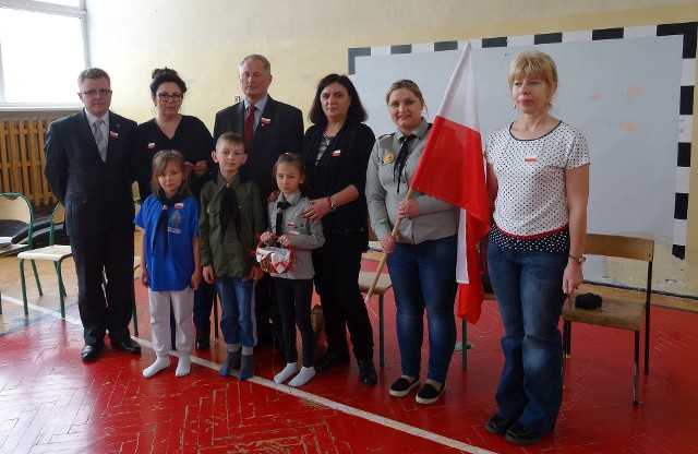 13 Gromada Zuchowa „Czarne Jagódki” działająca przy SP 2 w Nowem wzięła udział w konkursie fotograficznym ,,Flaga w akcji - świętuj z nami 2 maja!”. Trzeba było wstawić zdjęcie za pomocą aplikacji na Facebooku , które propaguje Święto Flagi a potem na nie głosować. Od 26 kwietnia do 2 maja członkowie gromady rozdawali naklejki z flagą RP.  Podczas uroczystego apelu z okazji Uchwalenia Konstytucji 3 Maja w szkole zrobili zdjęcie wszystkich uczniów i pracowników szkoły z flagami na piersi. Kolaż zdjęć z całej akcji  zgłosili do konkursu. Na zdjęcie można było głosować od 2 do 7 maja. Zdjęcie „Czarnych Jagódek” zajęło 4 miejsce w Polsce! Jest to wielki sukces. Nagrodą jest bon pieniężny do wykorzystania w sklepie harcerskim. Zuchy przeznaczą nagrodę na zakup kilku mundurków.