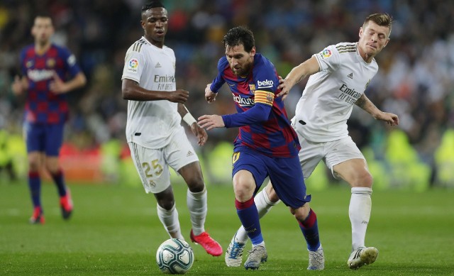 Lionel Messi (w środku), tu w marcowym meczu z Realem Madryt