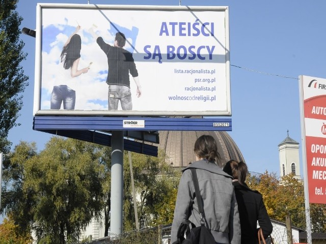 Jeden z billboardów zawisł opodal bydgoskiej bazyliki.