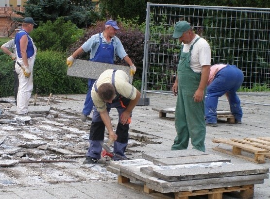 Najbliższe dni ekipy spędzą na demontowaniu z konstrukcji granitowych płyt, w połowie przyszłego tygodnia zabiorą się za cokół.