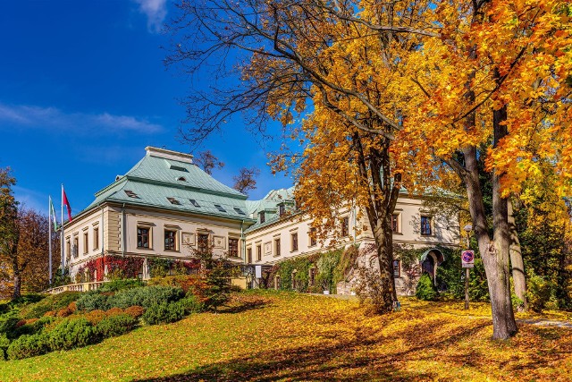 Kompleks hotelowy Manor House i Pałac Odrowążów znajduje się w Chlewiskach. To prawdziwa enklawa spokoju, hotel bez dzieci, przyjazny weganom i alergikom z najlepszym holistycznym SPA w kraju. Całość otacza przepiękny, zabytkowy park z niezwykłym Ogrodem Medytacji. Łatwo tu przychodzi błogi relaks i zdrowy sen, można też wzmocnić siły witalne i pobudzić organizm do autoregeneracji.   Jesień rozpieszcza słoneczą i kusi malowniczy widok pogoda i kusi malowniczymi widokamiominominamy o możliwości przedłużenia pobytu do poniedziałku z 30% rabatem. Zapraszamy do kontaktu: chlewiska & # 064; manorhouse.pl        „https://www.facebook.com/ManorHouse.PalacOdrowazow/” > Dwór  & nbsp;  Czwartek, 19 listopada 2020    Zobaczcie wyjątkowe zdjęcia kompleksu w jesiennej ozdobie!Używaj gestów i strzałek.