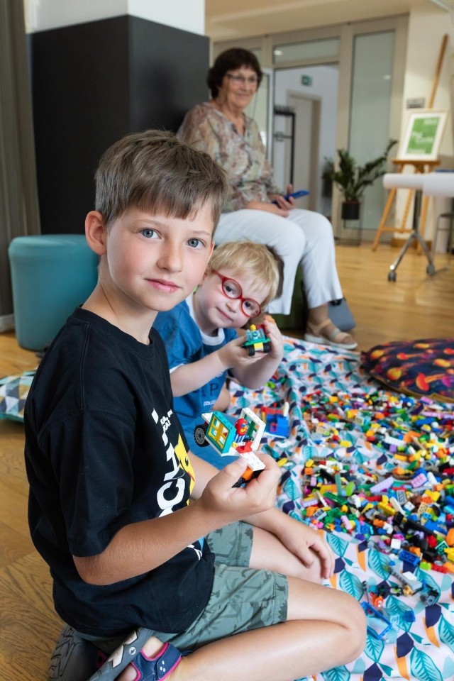 Na wydarzenie bydgoskich seniorów wraz z rodzinami zaprosiła Fundacja Ładowarka we współpracy z Miastem Bydgoszcz. Jedną z atrakcji było międzypokoleniowe budowanie z tysięcy klocków LEGO makiety naszego miasta - tego prawdziwego lub wymarzonego.