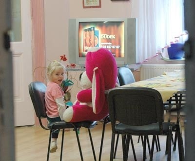 Kasia mieszka w domu dziecka w Chociulach. Marzy o rodzinnym cieple.