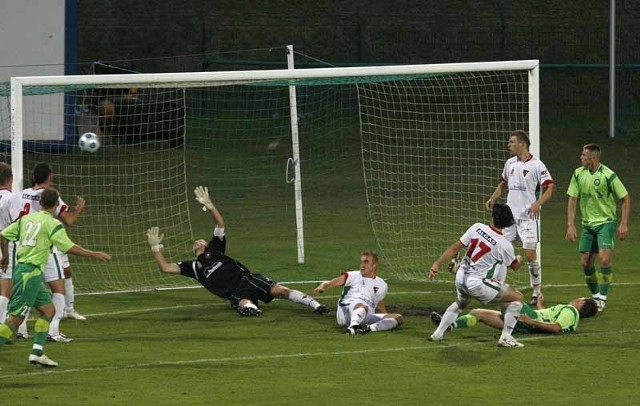 W tym zamieszaniu podbramkowym padł gol dający Górnikowi szóstą wygraną w II lidze.