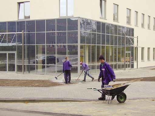 Wczoraj przed nową halą trwały ostatnie prace wykończeniowe.