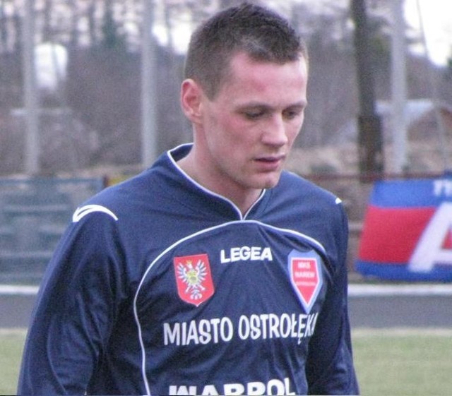 Napastnik ostrołęckiej Narwi Marcin Truszkowski uratował punkt dla niebiesko-czerwonych.