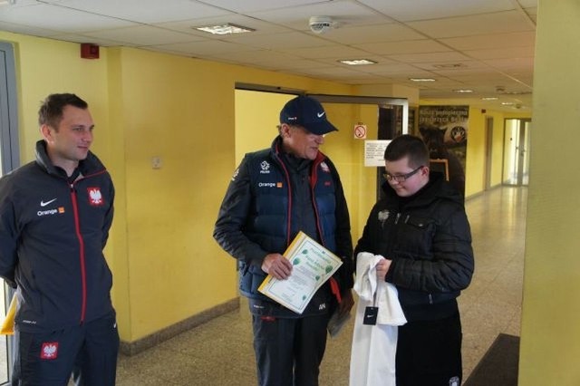 Adam Nawałka spotkał się z Jakubem na stadionie Polonii Warszawa. Trener podarował chłopcu koszulkę z autografem. Pierwszy od lewej na zdjęciu to Jakub Kwiatkowski, rzecznik PZPN-u.