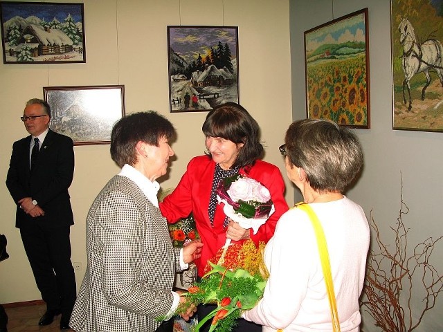 Aleksandra Guzicka ze Smogorzewa (w środku) pokazała na wystawie w Żninie kilkadziesiąt swoich obrazów.