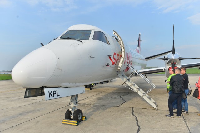 Obecnie z Portu Lotniczego Radom operują linie lotnicze Sprint Air, oferujące regularne połączenia krajowe z Gdańskiem i Wrocławiem oraz międzynarodowe z Berlinem, Pragą i  Lwowem.