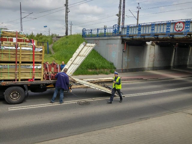 Ciężarowy samochód z pełną towaru wysoką przyczepą jadąc ulicą Grunwaldzką zaklinował się pod wiaduktem.